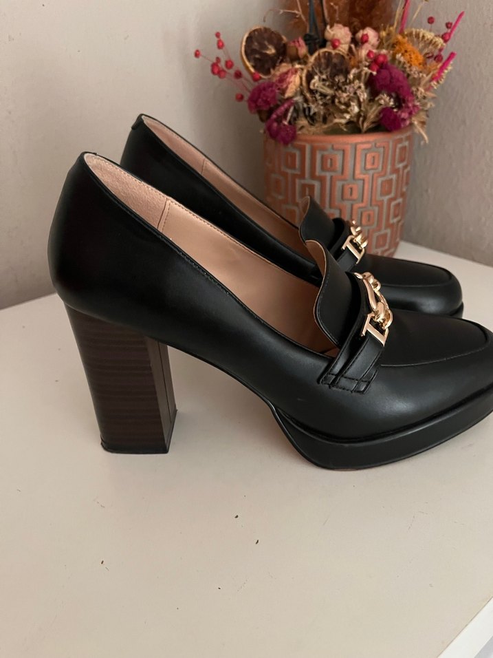 Deri Tokalı Siyah Klasik Topuklu Ayakkabı - Görsel 2