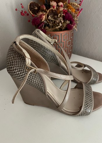 Bej gri deri Yılan Desenli Tokalı Topuklu Ayakkabı - Görsel 2