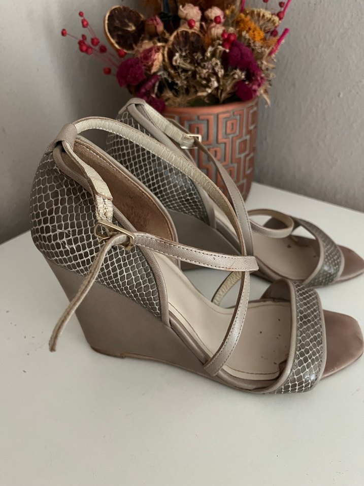 Bej gri deri Yılan Desenli Tokalı Topuklu Ayakkabı - Görsel 2