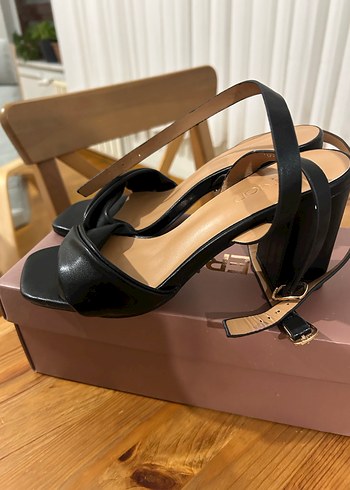 Derimod Yeni Etiketli 37 Numara Kadın Topuklu Sandalet - Görsel 3