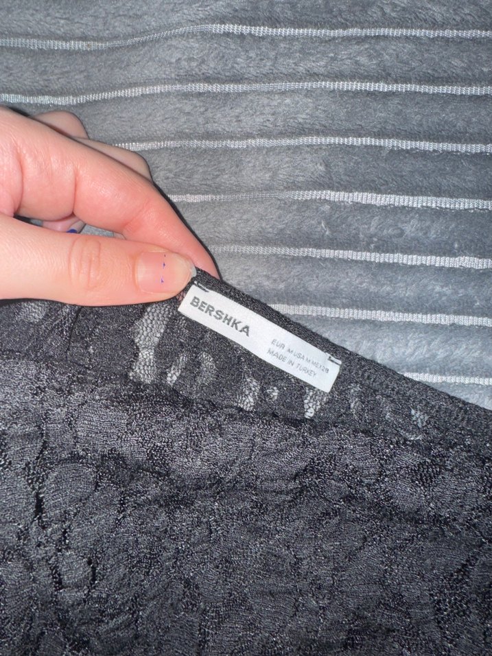 Dantel Detaylı Straplez Siyah Bershka crop - Görsel 3