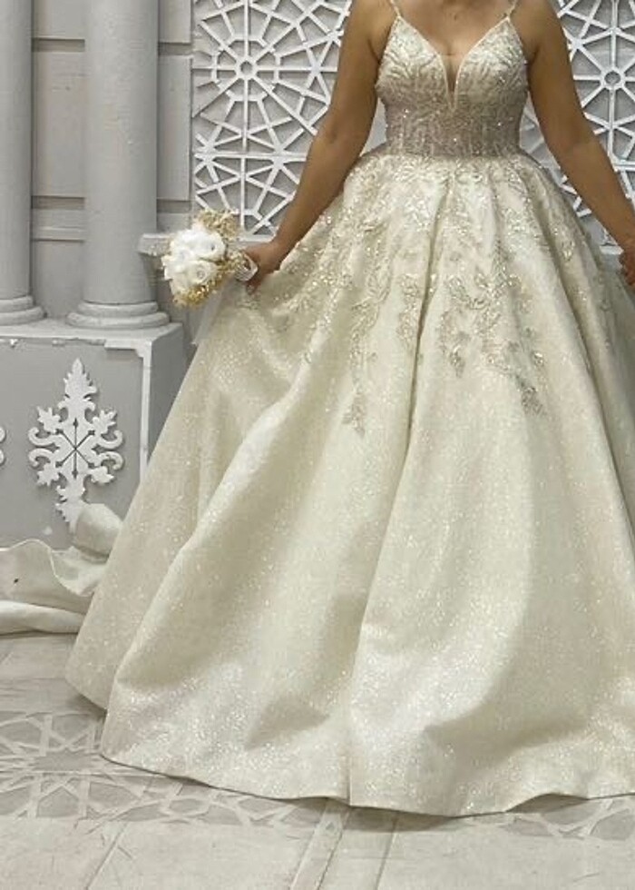 IŞILTILI GELİNLİK FİYAT KONUSUNDA YARDIMCI OLUNUR - Görsel 3