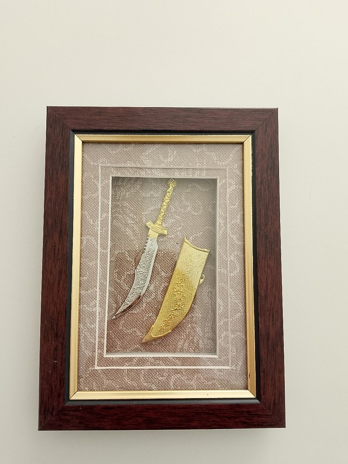 Altın Renkli Parlak Bıçak Tablosu - Görsel 2