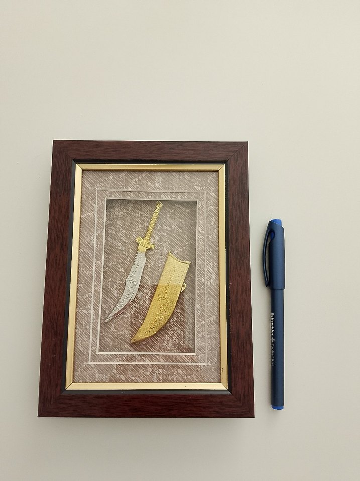 Altın Renkli Parlak Bıçak Tablosu - Görsel 3