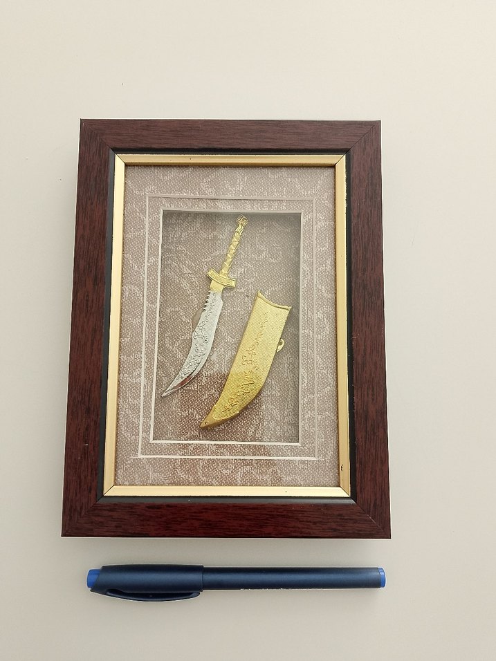 Altın Renkli Parlak Bıçak Tablosu - Görsel 4