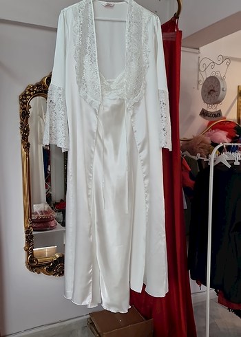 Nakışlı Beyaz Uzun Kadın Sabahlık - Görsel 6