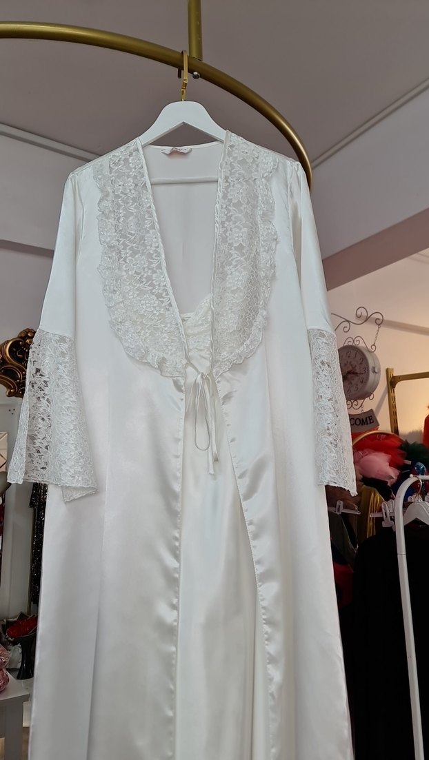 Nakışlı Beyaz Uzun Kadın Sabahlık - Görsel 3