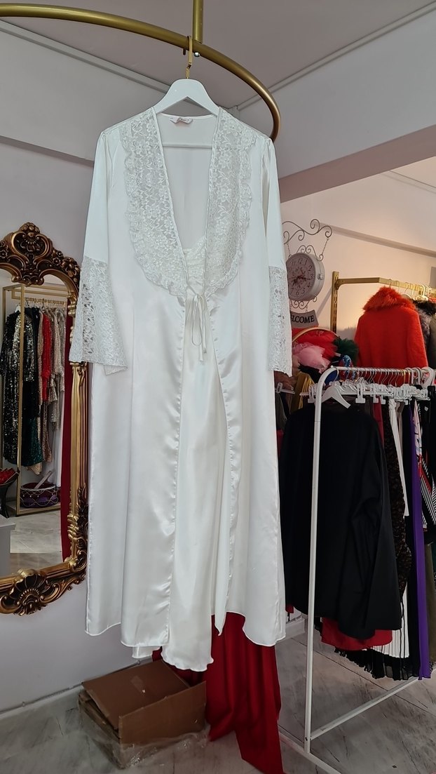 Nakışlı Beyaz Uzun Kadın Sabahlık - Görsel 2