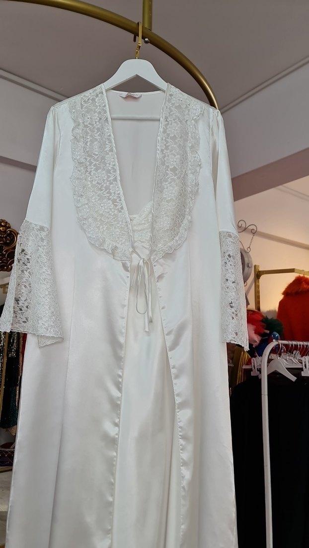 Nakışlı Beyaz Uzun Kadın Sabahlık - Görsel 4