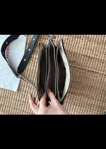 GUESS Siyah Deri Zincir Askılı Çanta - Görsel 2