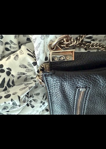 GUESS Siyah Deri Zincir Askılı Çanta - Görsel 7