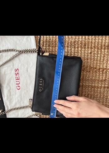 GUESS Siyah Deri Zincir Askılı Çanta - Görsel 3