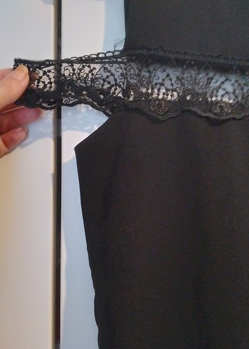 Siyah Dantelli Midi Kolsuz Elbise - Görsel 2