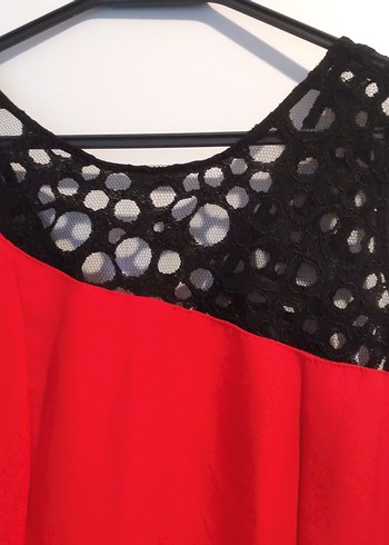 Asimetrik Siyah Detaylı Kırmızı Midi Elbise - Görsel 2