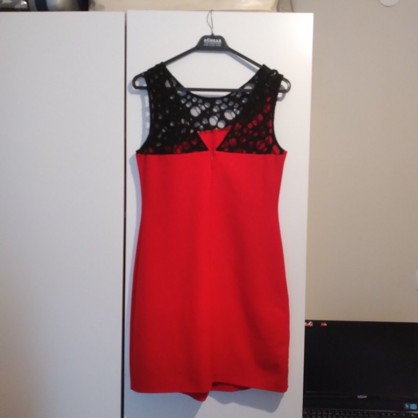 Asimetrik Siyah Detaylı Kırmızı Midi Elbise - Görsel 3