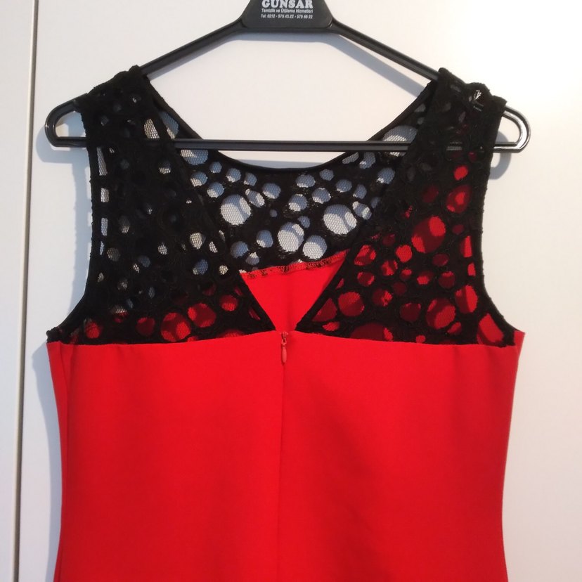 Asimetrik Siyah Detaylı Kırmızı Midi Elbise - Görsel 4