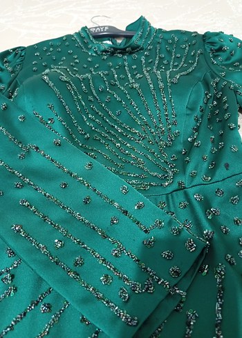 Uzun Kollu İşlemeli Yeşil Abiye Elbise - Görsel 3