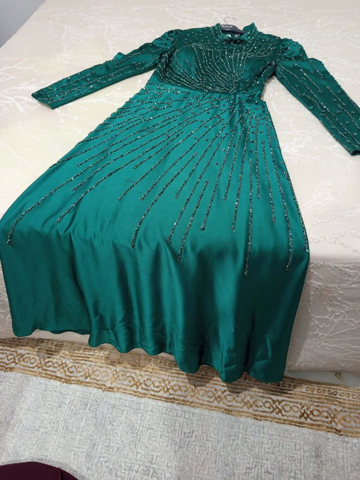 Uzun Kollu İşlemeli Yeşil Abiye Elbise - Görsel 2