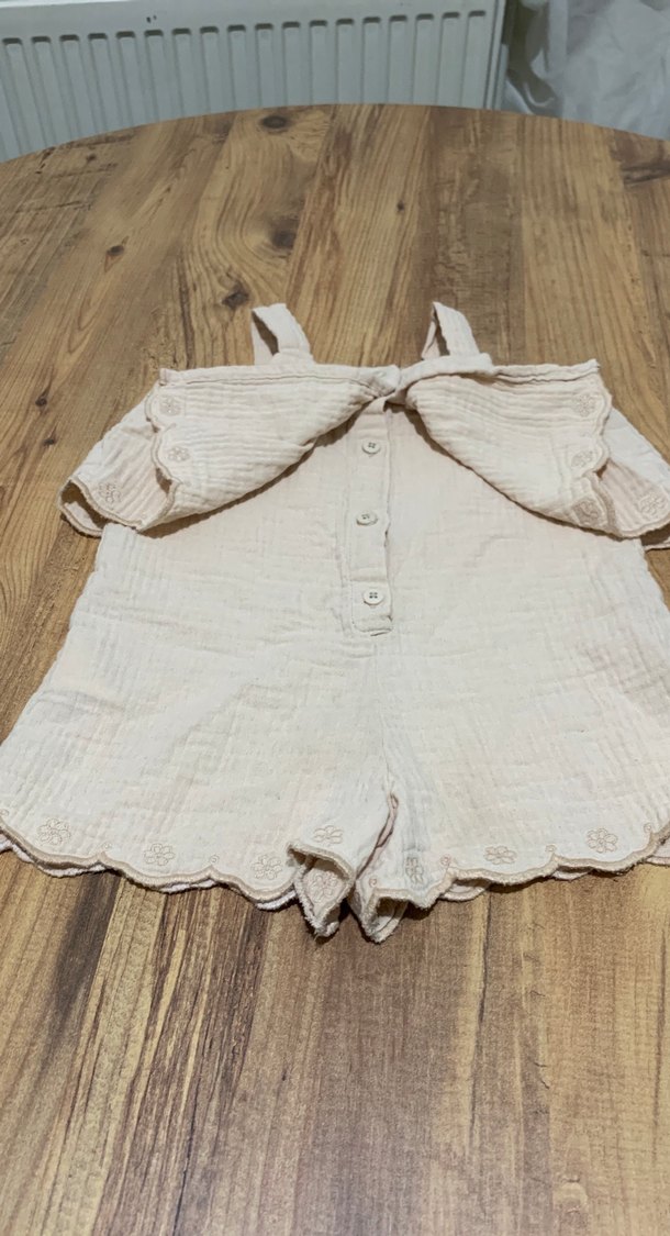 Kız Bebek Bej Nakışlı Fırfırlı Kolsuz Takım - Görsel 3