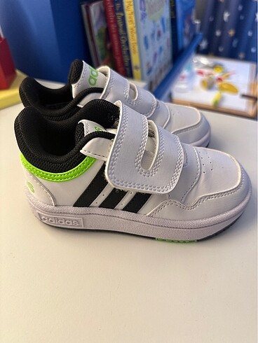 24 Beden Adidas çocuk spor ayakkabı