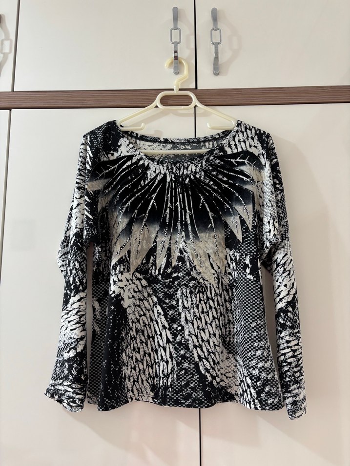 Gri Yılan Desenli Uzun Kollu Bluz - Görsel 2