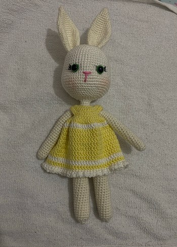 Sarı Elbise Giymiş Örgü Tavşan Bebek - Görsel 2