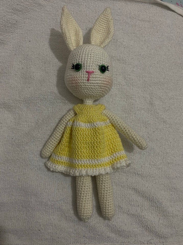 Sarı Elbise Giymiş Örgü Tavşan Bebek - Görsel 2