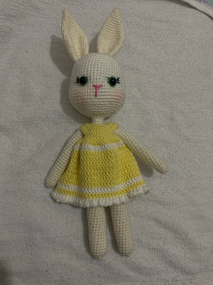 Sarı Elbise Giymiş Örgü Tavşan Bebek - Görsel 3