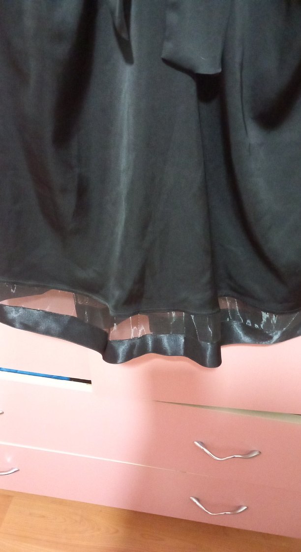 V Yakalı Kemerli Siyah Midi Elbise saden - Görsel 2