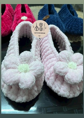 Çocuk Örgü Ev Babetleri Çiçek ve Düğme Detaylı - Görsel 2