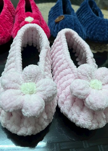 Çocuk Örgü Ev Babetleri Çiçek ve Düğme Detaylı - Görsel 3