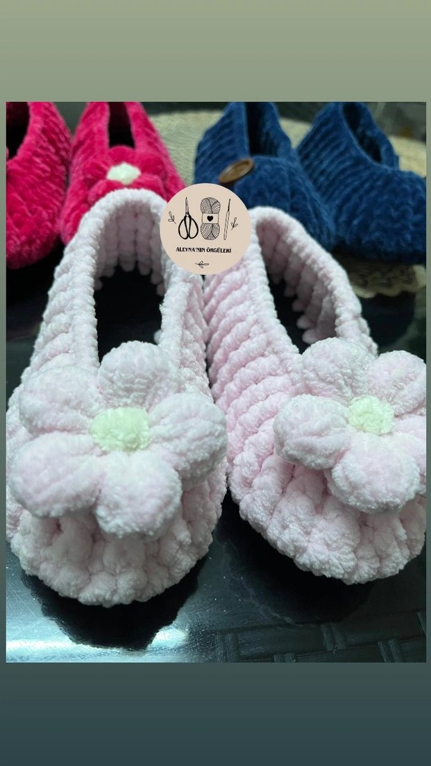 Çocuk Örgü Ev Babetleri Çiçek ve Düğme Detaylı - Görsel 2