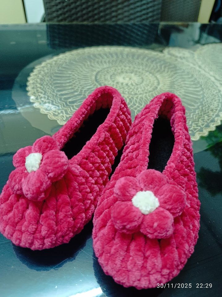 Çocuk Örgü Ev Babetleri Çiçek ve Düğme Detaylı - Görsel 5