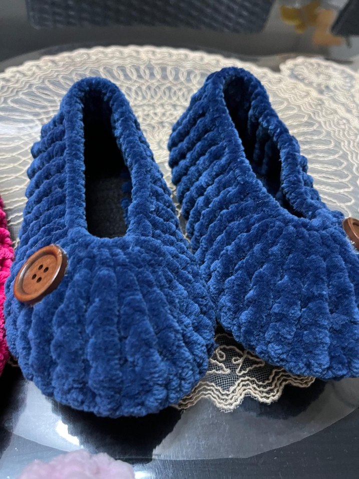 Çocuk Örgü Ev Babetleri Çiçek ve Düğme Detaylı - Görsel 4