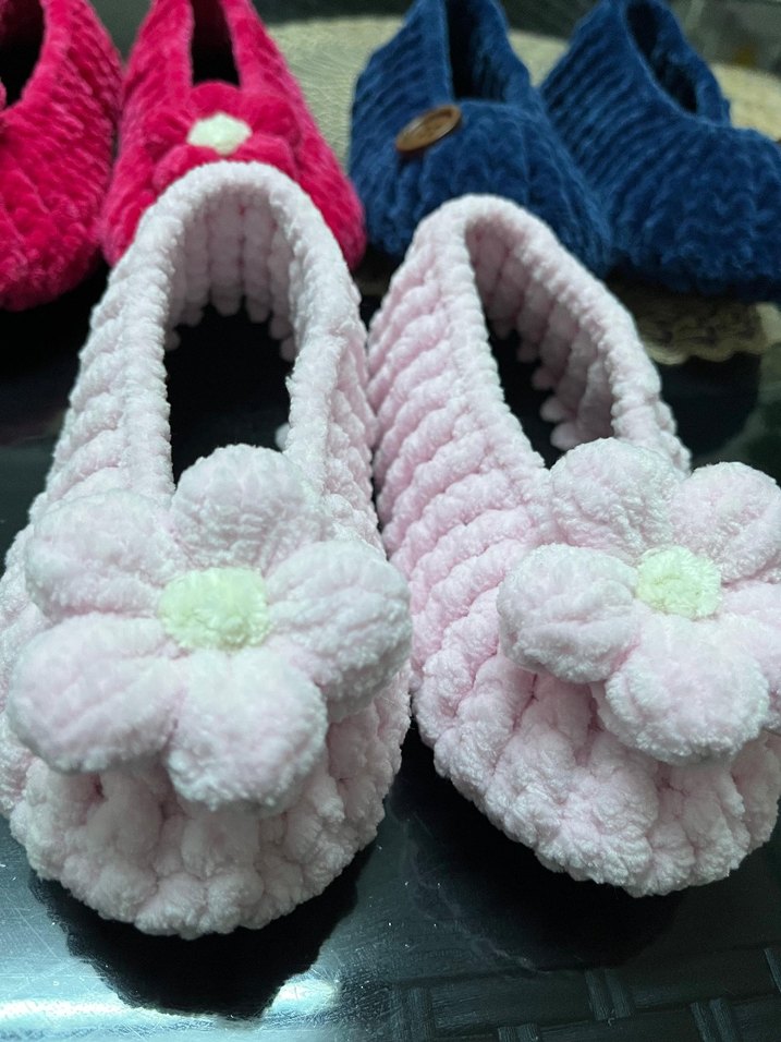 Çocuk Örgü Ev Babetleri Çiçek ve Düğme Detaylı - Görsel 3