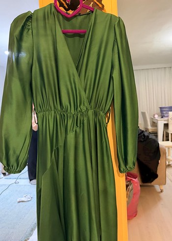 Yeşil Uzun Saten Elbise, V Yakalı, Salaş - Görsel 2