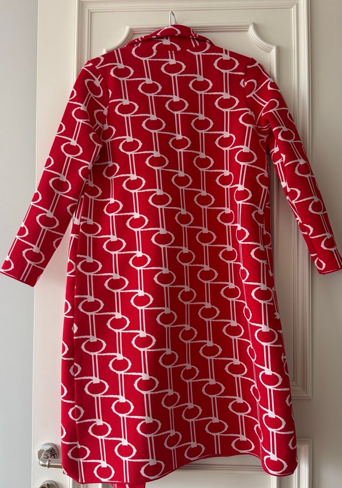 Düğmeli, Uzun Kırmızı Desenli Kaban - Görsel 2