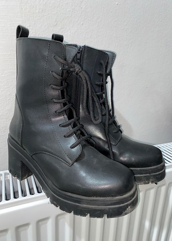 SİYAH BAĞCIKLI BOT - Görsel 2