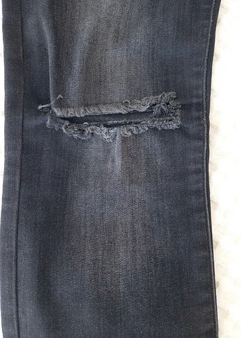 Sokak Stili Siyah Kesik Detaylı Kadın Kot Pantolon - Görsel 2