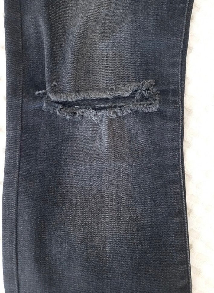 Sokak Stili Siyah Kesik Detaylı Kadın Kot Pantolon - Görsel 2