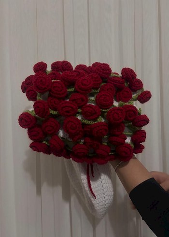 Kırmızı Örgü Kadın Çiçek buketi battaniye - Görsel 4