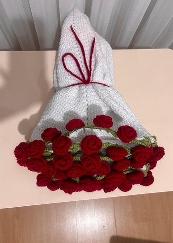 Kırmızı Örgü Kadın Çiçek buketi battaniye - Görsel 3