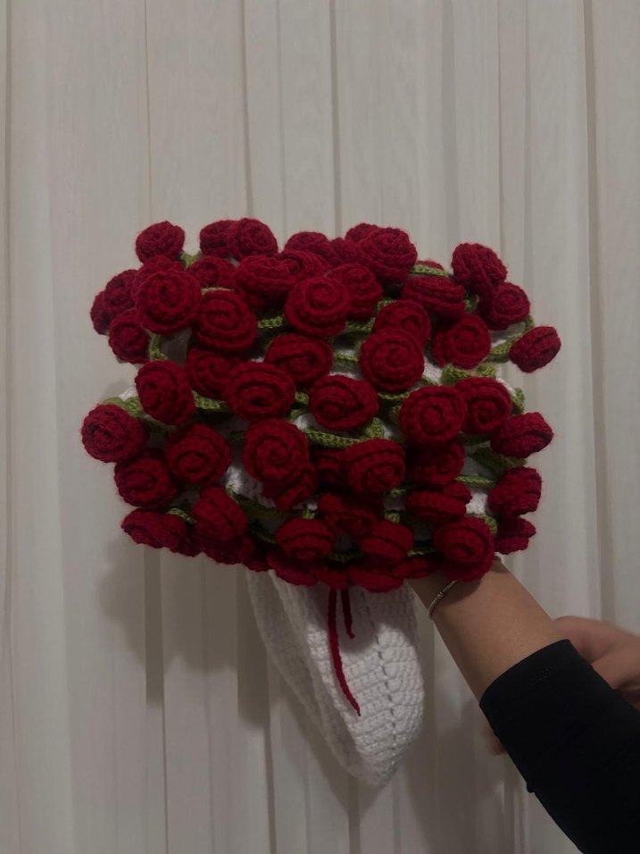 Kırmızı Örgü Kadın Çiçek buketi battaniye - Görsel 4