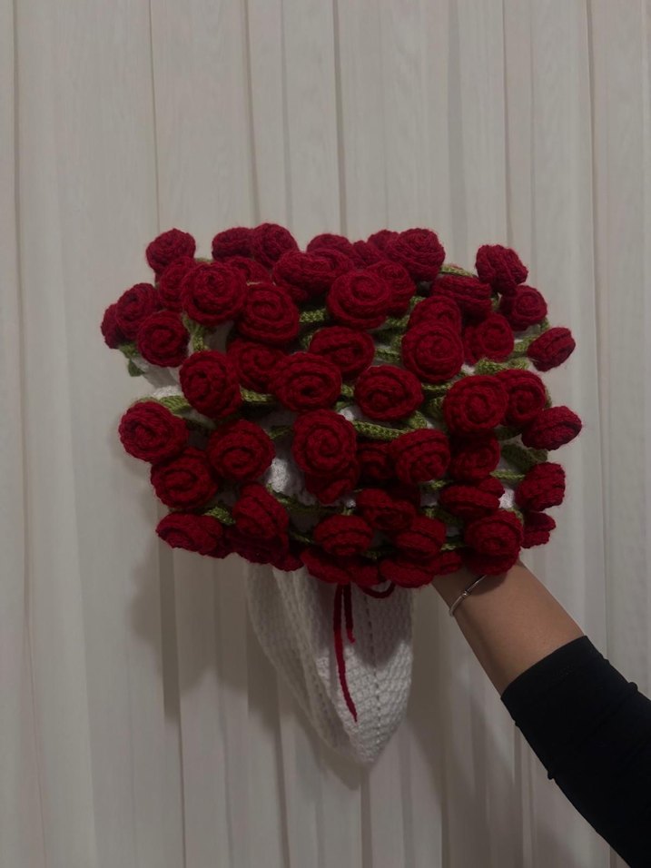 Kırmızı Örgü Kadın Çiçek buketi battaniye - Görsel 2