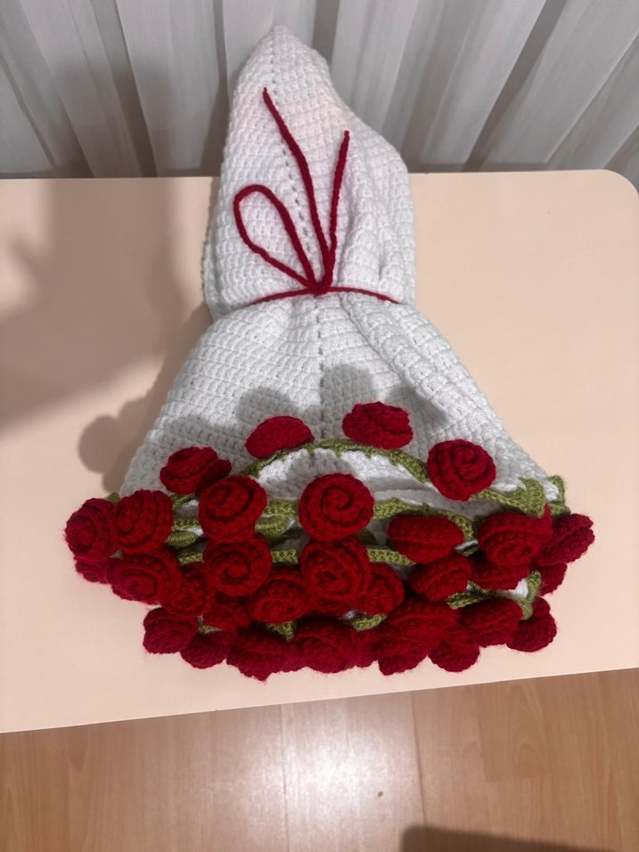 Kırmızı Örgü Kadın Çiçek buketi battaniye - Görsel 3