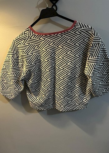 V Yaka Desenli Kadın Crop Top - Görsel 3