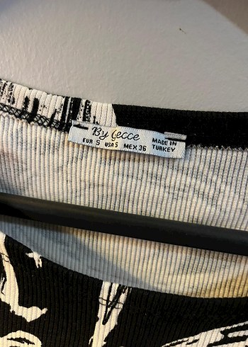 Siyah Baskılı Kısa Kollu Crop Top - Görsel 4