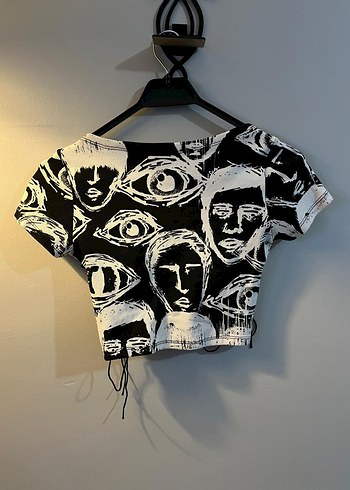 Siyah Baskılı Kısa Kollu Crop Top - Görsel 2