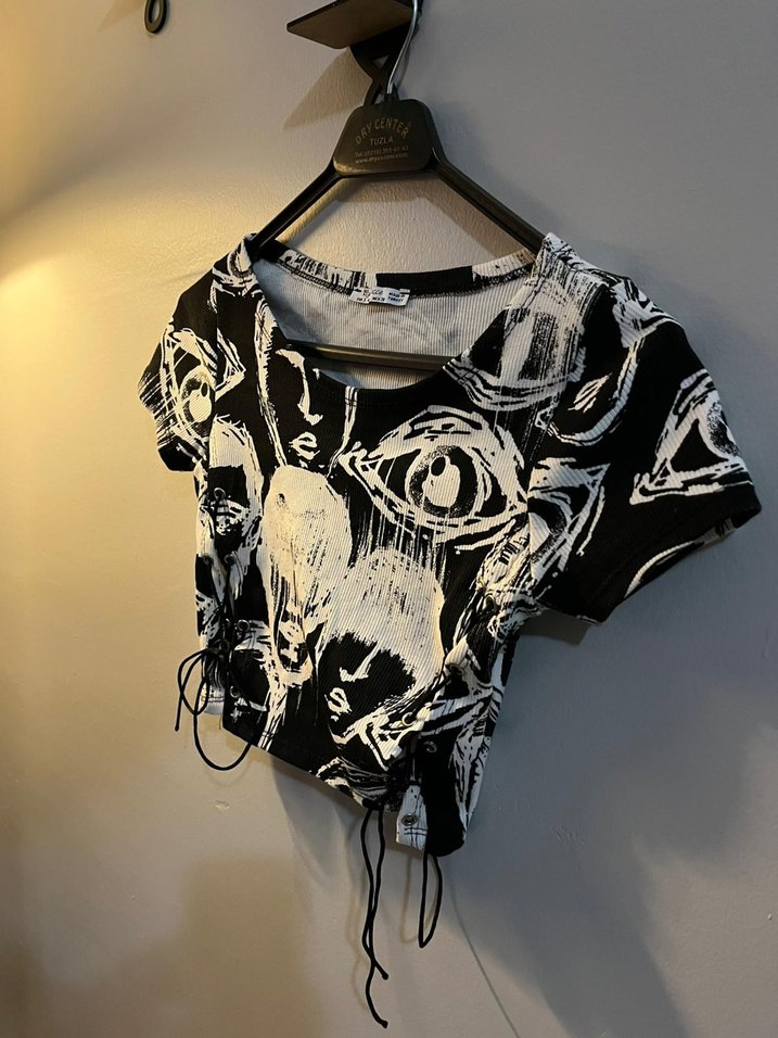 Siyah Baskılı Kısa Kollu Crop Top - Görsel 3