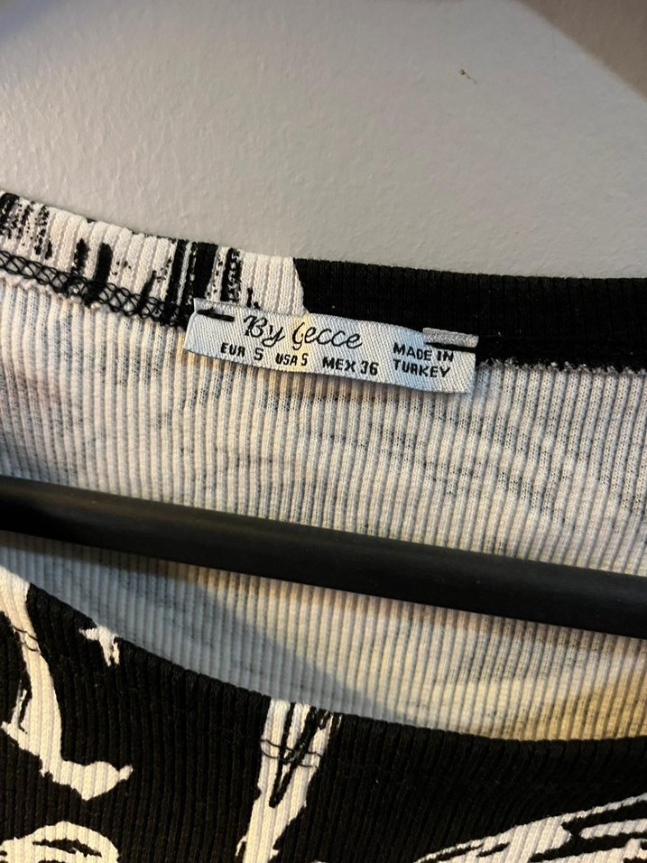 Siyah Baskılı Kısa Kollu Crop Top - Görsel 4